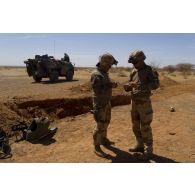 Des sapeurs du 6e régiment du génie (6e RG) mettent en place un explosif pour la destruction d'un fourneau de munitions à Gao, au Mali.