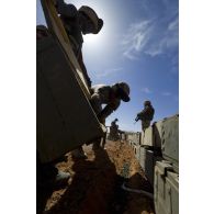 Des sapeurs du 6e régiment du génie (6e RG) placent des munitions de petit calibre dans un fourneau pour leur destruction à Gao, au Mali.