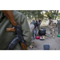 Des soldats maliens préparent l'ordinaire pour leur compagnie à Niono, au Mali.