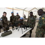 Présentation du fusil de précision FR-F2 aux militaires ghanéens.