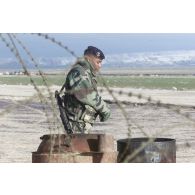 A l'aéroport de Mazar e Charif, portrait d'une sentinelle du 21e RIMa (régiment d'infanterie de marine) sécurisant la zone.