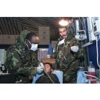 Activités de l'hôpital jordanien de Mazar e Charif. Un enfant en consultation sur le siège du dentiste.