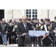 Le ministre de la Défense Jean-Yves Le Drian prononce l'éloge funèbre du caporal-chef Alexandre Van Dooren du 1er régiment d'infanterie de marine (1er RIMa) à Angoulême.