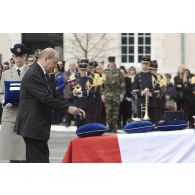 Le ministre de la Défense Jean-Yves Le Drian remet les insignes de chevalier de la Légion d'honneur à titre posthume au caporal-chef Alexandre Van Dooren à Angoulême.