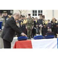 Le ministre de la Défense Jean-Yves Le Drian remet les insignes de chevalier de la Légion d'honneur à titre posthume au caporal-chef Alexandre Van Dooren à Angoulême.