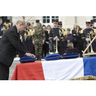 Le ministre de la Défense Jean-Yves Le Drian remet les insignes de chevalier de la Légion d'honneur à titre posthume au caporal-chef Alexandre Van Dooren à Angoulême.