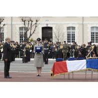 Le ministre de la Défense Jean-Yves Le Drian remet les insignes de chevalier de la Légion d'honneur à titre posthume au caporal-chef Alexandre Van Dooren à Angoulême.