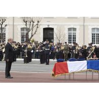 Le ministre de la Défense Jean-Yves Le Drian remet les insignes de chevalier de la Légion d'honneur à titre posthume au caporal-chef Alexandre Van Dooren à Angoulême.