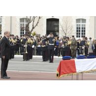 Le ministre de la Défense Jean-Yves Le Drian remet les insignes de chevalier de la Légion d'honneur à titre posthume au caporal-chef Alexandre Van Dooren à Angoulême.