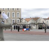 Le ministre de la Défense Jean-Yves Le Drian rend hommage au caporal-chef Alexandre Van Dooren lors de la sonnerie aux morts à Angoulême.