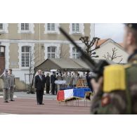 Le ministre de la Défense Jean-Yves Le Drian rend hommage au caporal-chef Alexandre Van Dooren lors de la sonnerie aux morts à Angoulême.