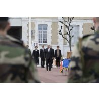 Le ministre de la Défense Jean-Yves Le Drian rend hommage au caporal-chef Alexandre Van Dooren lors de la levée du cercueil à Angoulême.