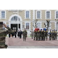 Remise des insignes de chevalier de la Légion d'honneur à titre posthume au caporal-chef Van Doreen.