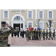 Le ministre de la Défense Jean-Yves Le Drian rend hommage au caporal-chef Alexandre Van Dooren lors de la sonnerie aux morts à Angoulême.