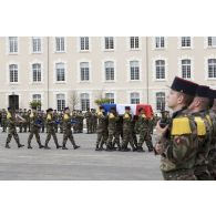 Des marsouins du 1er régiment d'infanterie de marine (1er RIMa) portent le cercueil du caporal-chef Alexandre Van Dooren à Angoulême.