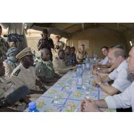 Le ministre de la Défense Jean-Yves Le Drian rencontre le gouverneur du district de Bamako Georges Togo aux côtés du général Ibrahima Dahirou Dembélé, chef d'état major des armées (CEMA) maliennes, au Mali.