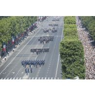 Défilé des élèves de l'Ecole militaire interarmes (EMIA), de l'Ecole navale et de l'Ecole des officiers de l'armée de l'Air (EOAA) sur les Champs-Elysées, à Paris.