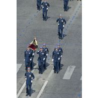 Le lieutenant-colonel Alain Walter défile en tête des élèves de l'Ecole militaire interarmes (EMIA) sur les Champs-Elysées, à Paris.