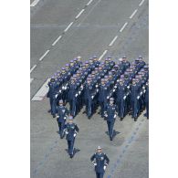 Défilé des élèves de l'Ecole militaire interarmes (EMIA) sur les Champs-Elysées, à Paris.