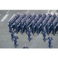 Défilé des élèves de l'Ecole militaire interarmes (EMIA) sur les Champs-Elysées, à Paris.