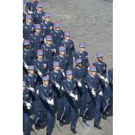 Défilé des élèves de l'Ecole militaire interarmes (EMIA) sur les Champs-Elysées, à Paris.