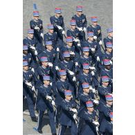 Défilé des élèves de l'Ecole militaire interarmes (EMIA) sur les Champs-Elysées, à Paris.