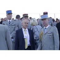 Portrait de Pierre Bayle, délégué à l'information et à la communication de la Défense (DICOD) Pierre Bayle, aux côtés d'un officier du 1er régiment de tirailleurs (RTir) sur la place de la Concorde, à Paris.