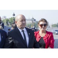 Portrait du ministre de la Défense Jean-Yves Le Drian et de son épouse Maria Vadillo sur la place de la Concorde, à Paris.