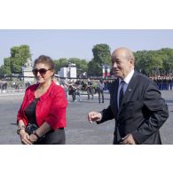 Portrait du ministre de la Défense Jean-Yves Le Drian et de son épouse Maria Vadillo sur la place de la Concorde, à Paris.