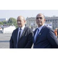 Portrait du ministre de la Défense Jean-Yves Le Drian et de son délégué aux Anciens combattants Kader Arif sur la place de la Concorde, à Paris.