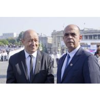 Portrait du ministre de la Défense Jean-Yves Le Drian et de son délégué aux Anciens combattants Kader Arif sur la place de la Concorde, à Paris.