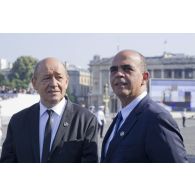 Portrait du ministre de la Défense Jean-Yves Le Drian et de son délégué aux Anciens combattants Kader Arif sur la place de la Concorde, à Paris.