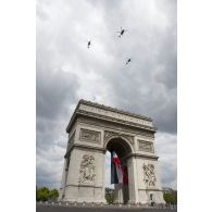 Défilé aérien des hélicoptères de la gendarmerie nationale : un EC 145 et deux EC 135 des SAG, lors de la cérémonie du 14 juillet 2011.