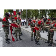 Coulisses : ajustement de la tenue au 54e RA pour les forces de souveraineté du théâtre Océan Pacifique lors de la cérémonie du 14 juillet 2011.