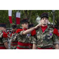 Coulisses : ajustement de la tenue au 54e RA pour les forces de souveraineté du théâtre Océan Pacifique lors de la cérémonie du 14 juillet 2011.