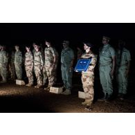 Rassemblement des soldats maliens et estoniens aux côtés des chasseurs du 7e bataillon de chasseurs alpins (BCA) pour une cérémonie à Gao, au Mali.