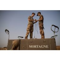 Des soldats du 1er régiment de tirailleurs (RTir) déploient un ballon captif Mortagne à Gossi, au Mali.