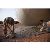 Des soldats du 1er régiment de tirailleurs (RTir) déploient un ballon captif Mortagne à Gossi, au Mali.