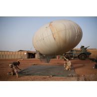 Des soldats du 1er régiment de tirailleurs (RTir) déploient un ballon captif Mortagne à Gossi, au Mali.