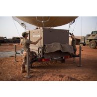 Des soldats du 1er régiment de tirailleurs (RTir) déploient un ballon captif Mortagne à Gossi, au Mali.