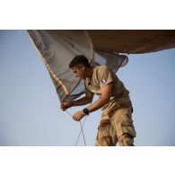 Un soldat du 1er régiment de tirailleurs (RTir) déploie un ballon captif Mortagne à Gossi, au Mali.