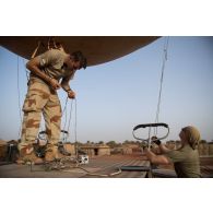 Des soldats du 1er régiment de tirailleurs (RTir) déploient un ballon captif Mortagne à Gossi, au Mali.