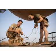 Des soldats du 1er régiment de tirailleurs (RTir) déploient un ballon captif Mortagne à Gossi, au Mali.