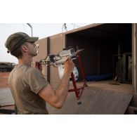 Un soldat du 1er régiment de tirailleurs (RTir) installe la boule optique d'un ballon captif Mortagne à Gossi, au Mali.