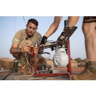 Des soldats du 1er régiment de tirailleurs (RTir) installent la boule optique d'un ballon captif Mortagne à Gossi, au Mali.