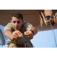 Des soldats du 1er régiment de tirailleurs (RTir) installent la boule optique d'un ballon captif Mortagne à Gossi, au Mali.