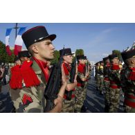 Revue des troupes du 54e RA pour les forces de souveraineté du théâtre Océan Pacifique lors de la cérémonie du 14 juillet 2011.