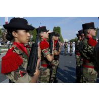 Revue des troupes du 54e RA pour les forces de souveraineté du théâtre Océan Pacifique lors de la cérémonie du 14 juillet 2011.