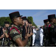 Revue des troupes du 19e RG pour les forces de souveraineté du théâtre Océan Pacifique lors de la cérémonie du 14 juillet 2011.