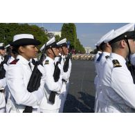 Revue des troupes du détachement de la Marine nationale pour les forces de souveraineté du théâtre Océan Pacifique lors de la cérémonie du 14 juillet 2011.